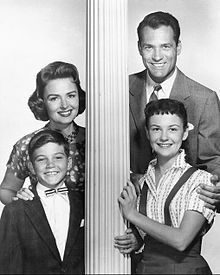 220px-Donna_Reed_Show_cast_1958.JPG
